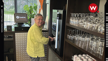Vrijwilliger Riki van Kuringen achter de bar in woongebouw Jean SIbelius.